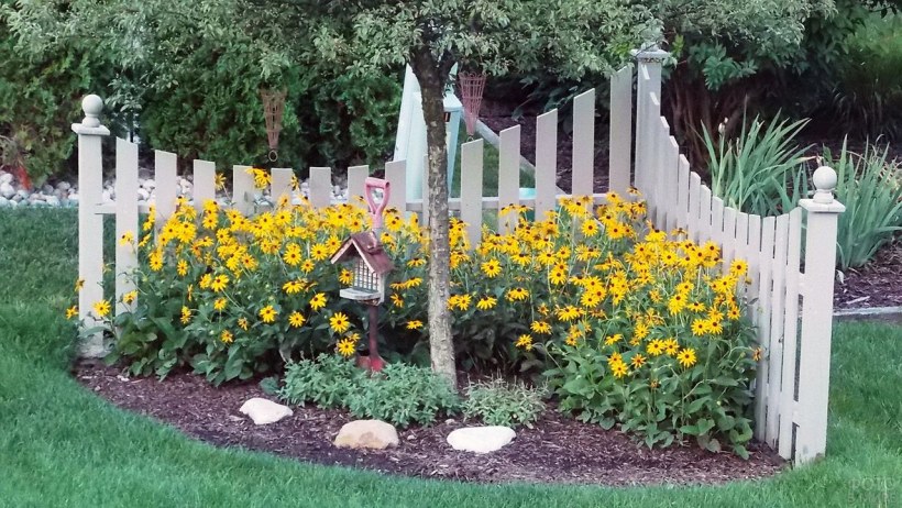 Цветочные клумбы на даче с заборчиком