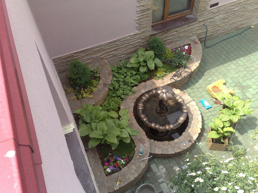 Угловой цветник во дворе