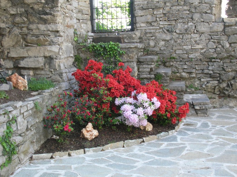 Клумба в углу