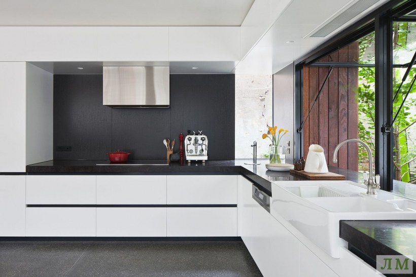 Современная белая кухня