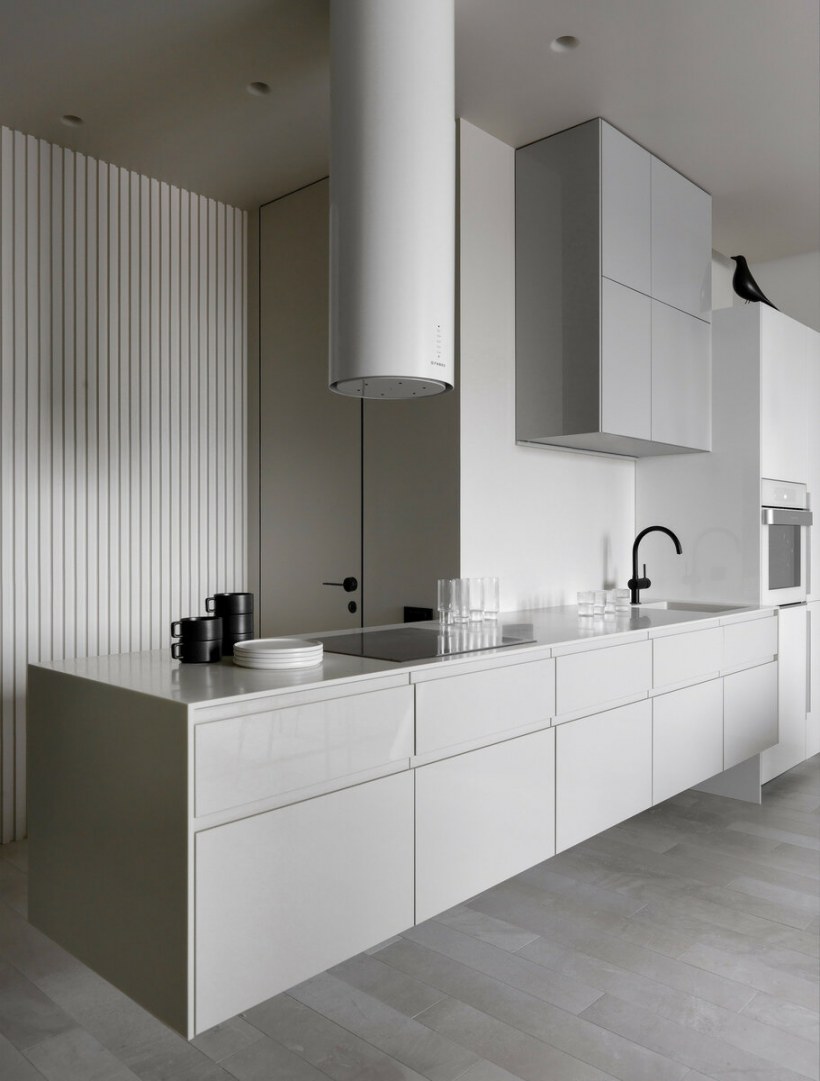 Кухня белая с деревом