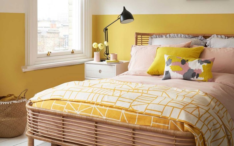 Спальня в зелено персиковых тонах