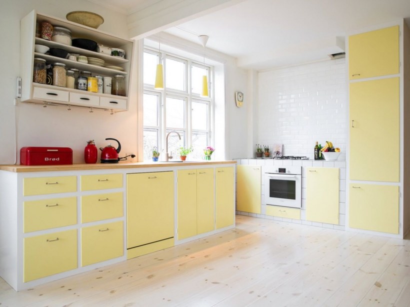 Желтые стены в гостиной