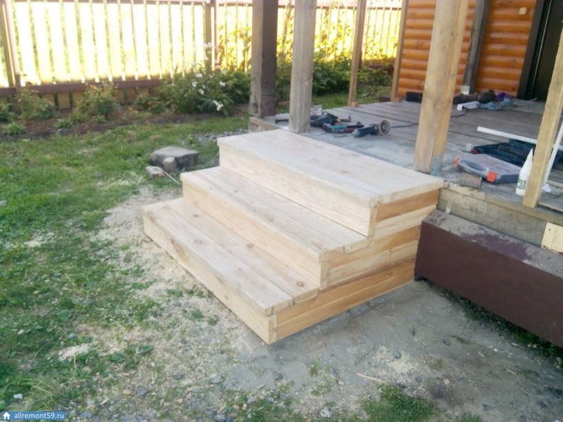 Деревянные ступеньки для крыльца