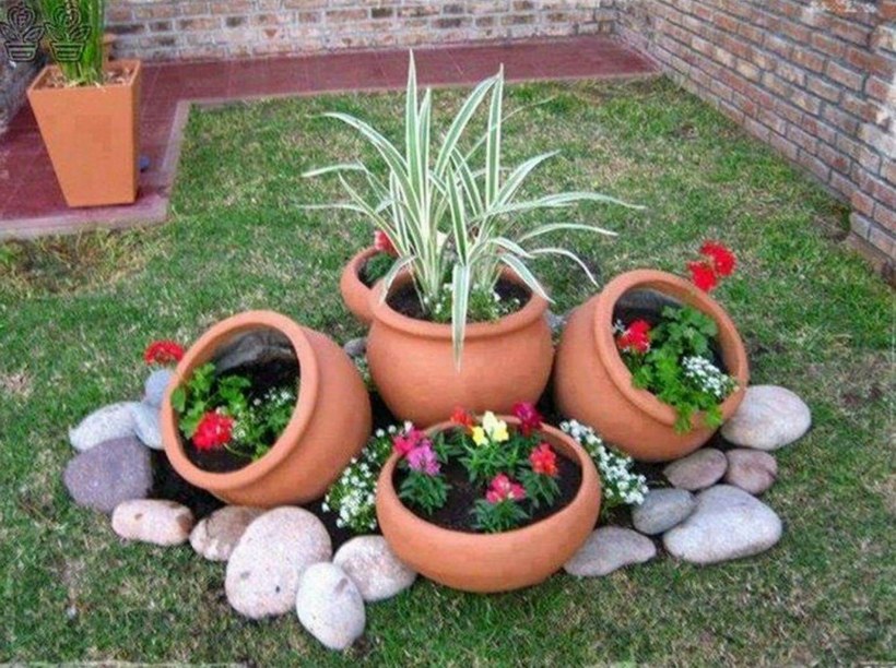 Клумба из гальки