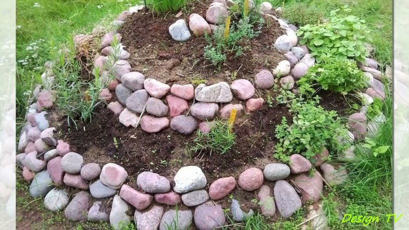 Альпийская горка в палисаднике