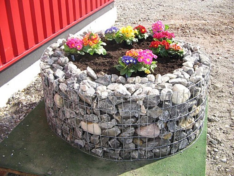 Многоуровневая клумба из камня