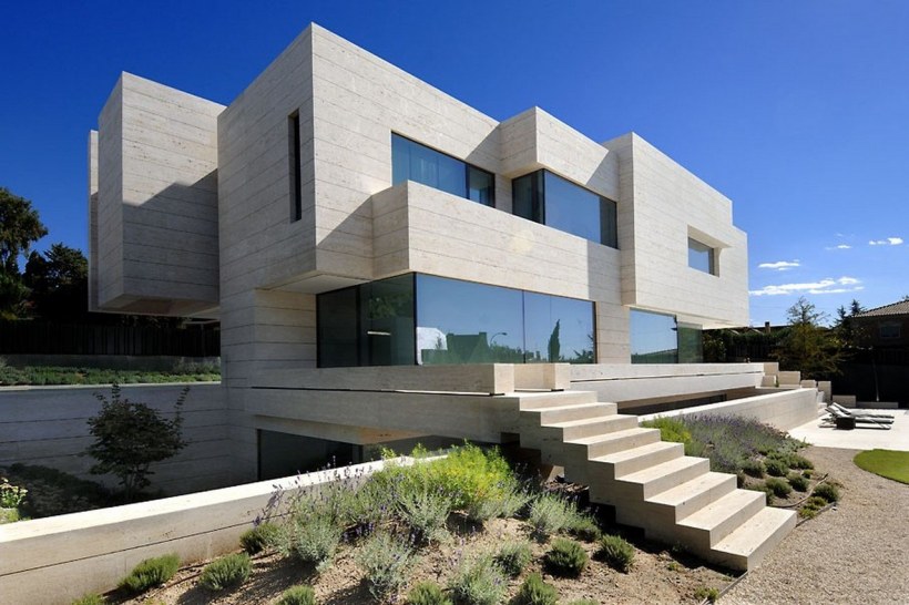 Современная вилла травертин