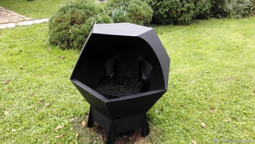 Кострище с мангалом