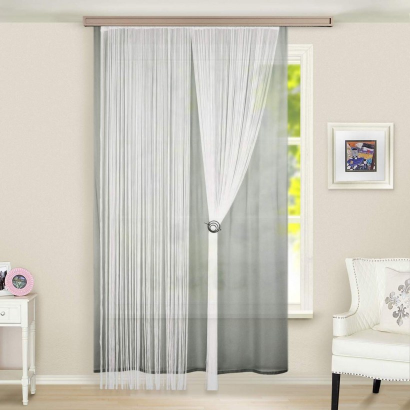 Нитяные шторы в интерьере гостиной на окно