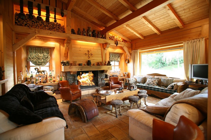 Уютная кухня-гостиная в стиле Шале