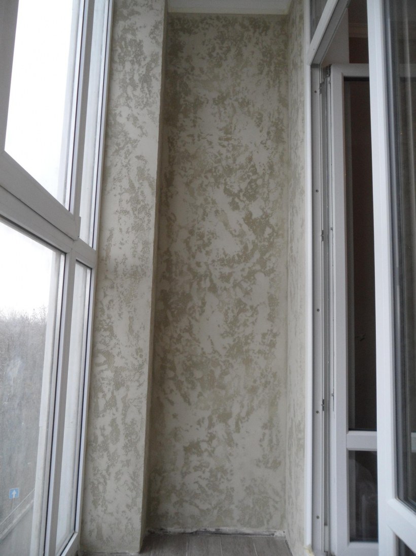 Фактурная штукатурка на лоджии