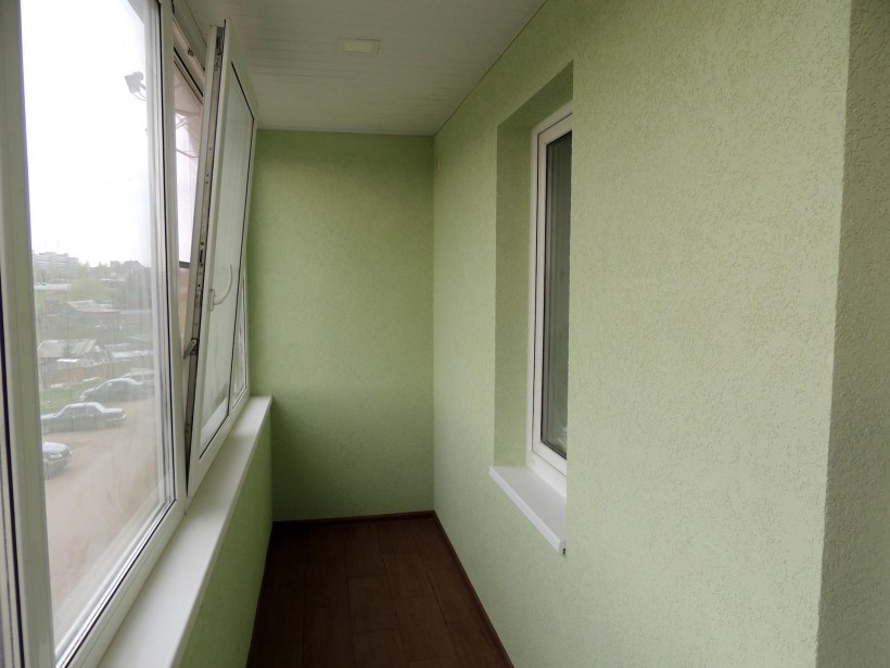 Отделка балкона короедом