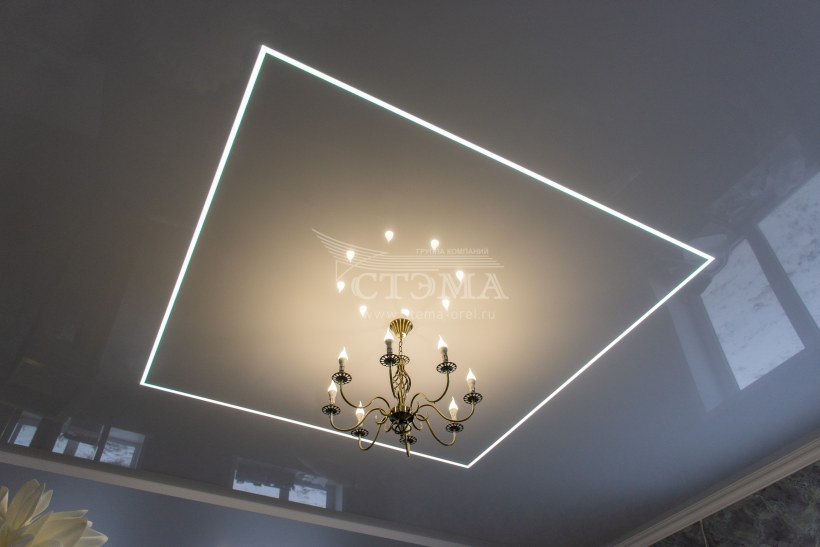 Красный натяжной потолок