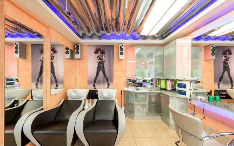 Коричневый матовый потолок