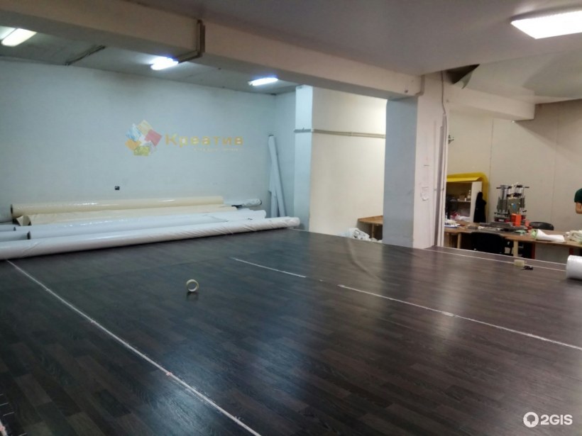 Гостиная с натяжной потолок фотопечать с подсветкой