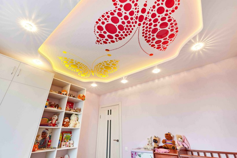 Глянцевый потолок в спальне