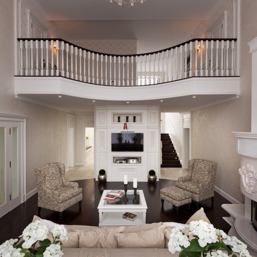 Гостиная в двухэтажном доме