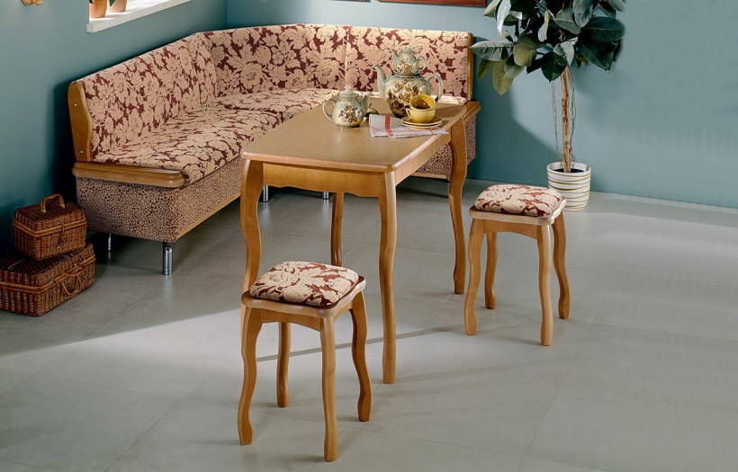 Кухонная обеденная зона с мягкой мебели