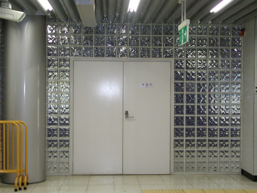 Душевая кабина из стеклоблоков и плитки