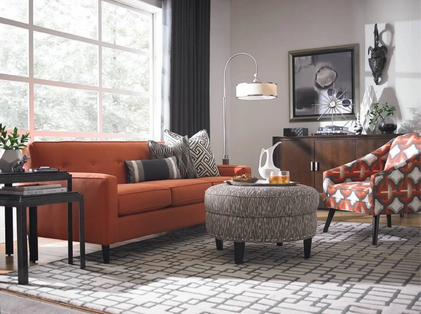 Терракотовый диван в интерьере гостиной