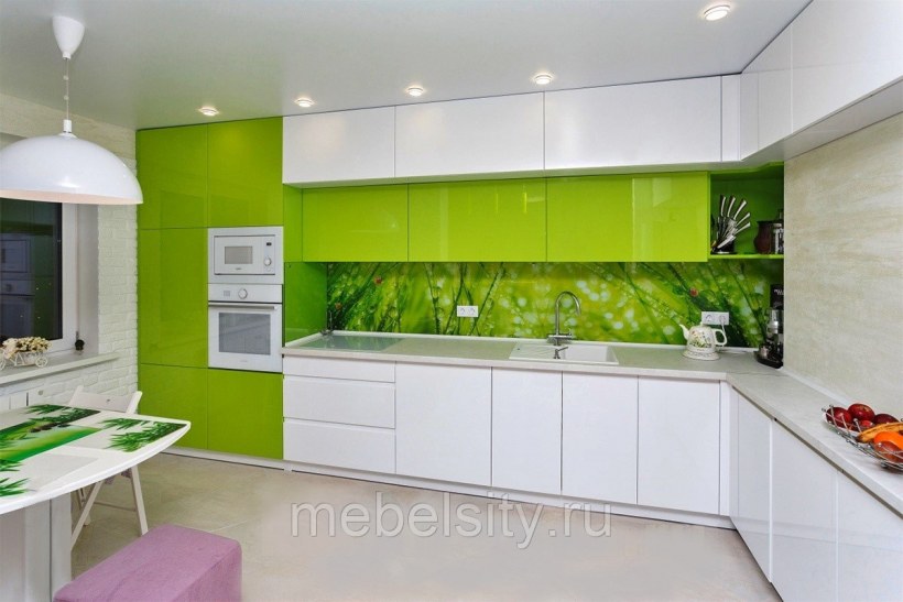 Бело зеленая глянцевая кухня