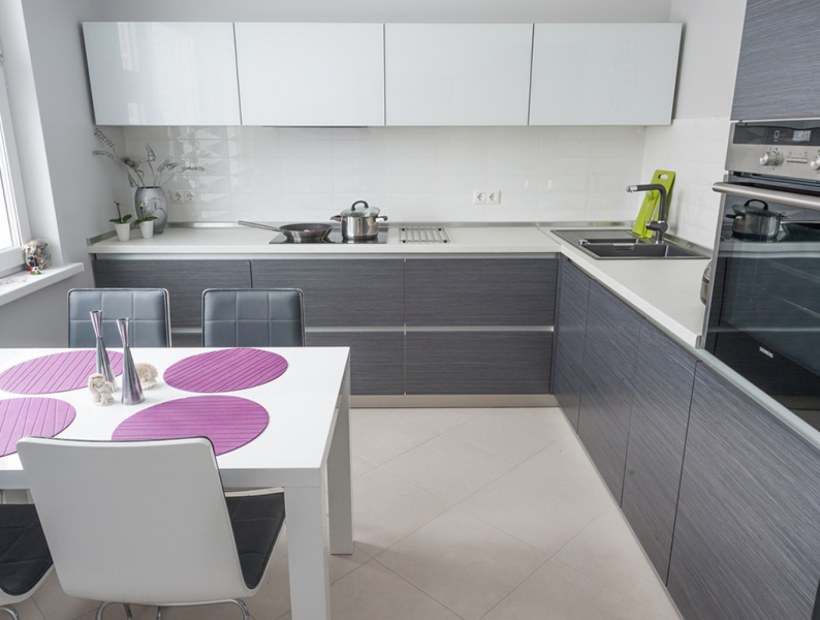 Кухня в серо-белых тонах