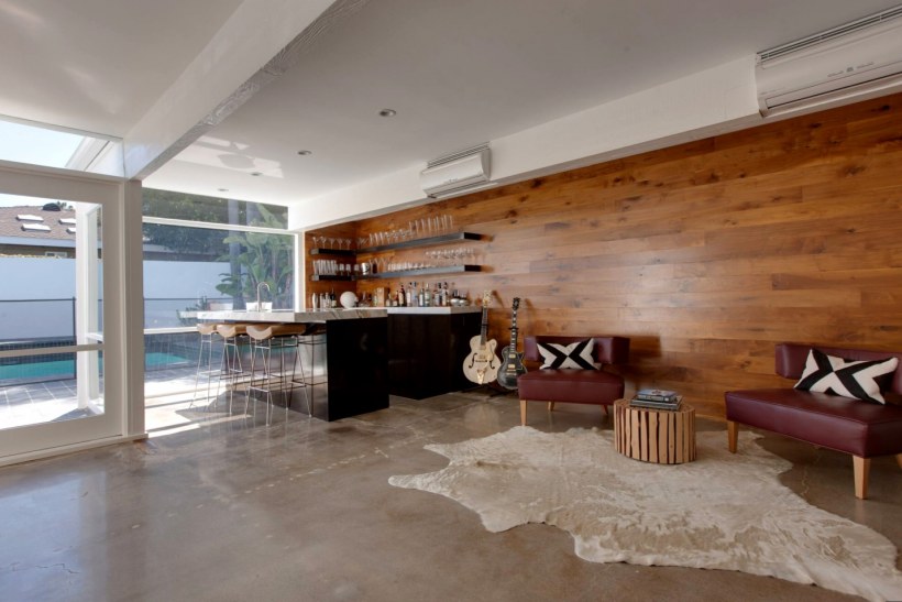 Стена из паркетной доски в интерьере