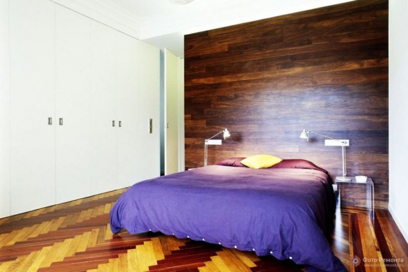 Стена в спальне обшитая ламинатом