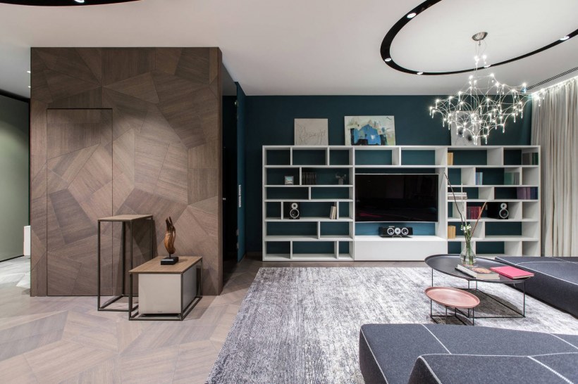 Ламинат на стене в гостиной