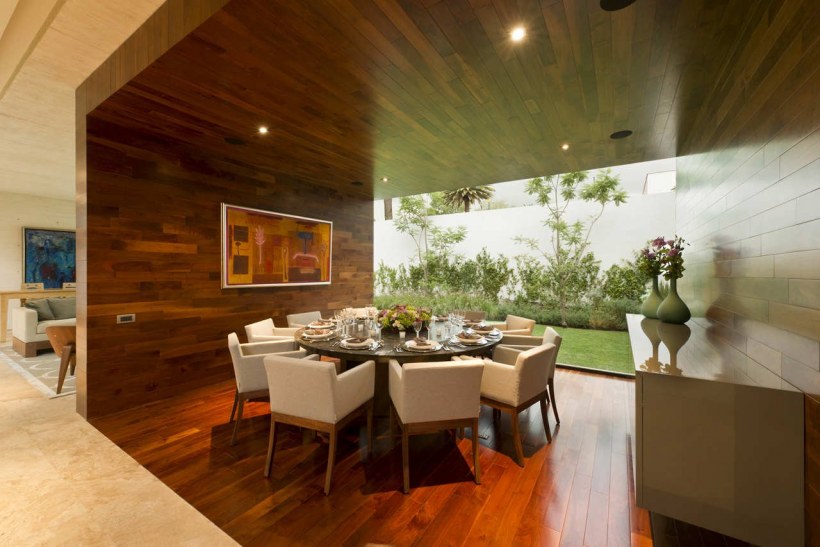 Отделка потолка паркетной доской