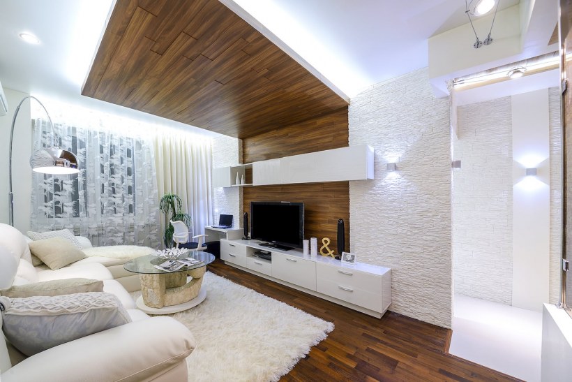 Ламинат на стене и потолке в гостиной