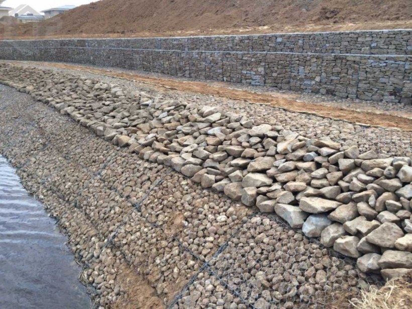 Укрепление берега реки габионами