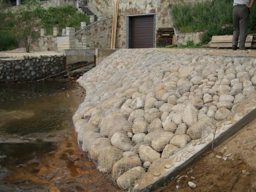 Берегоукрепление пруда матрацами Рено