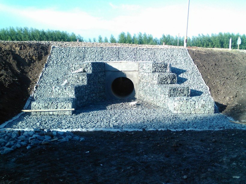 Водопропускная труба под дорогой