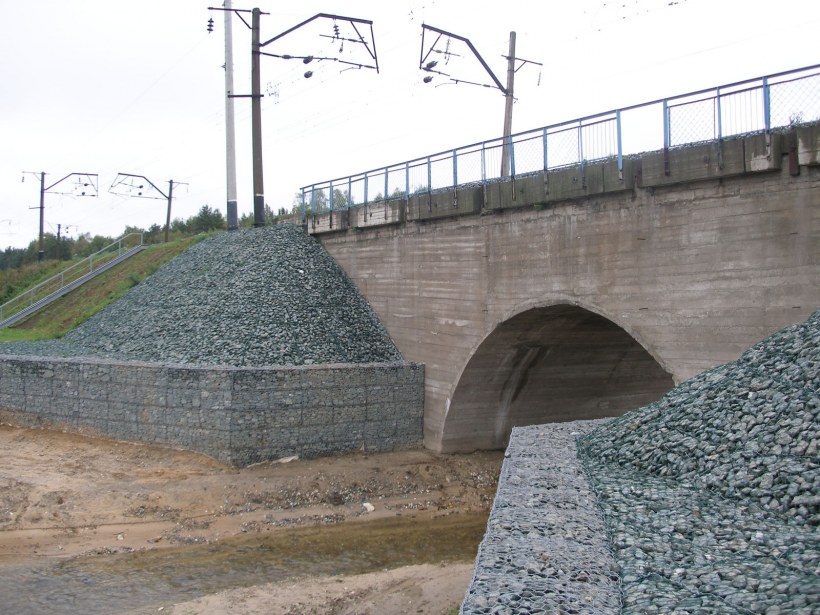 Каменная рисберма на откосах моста
