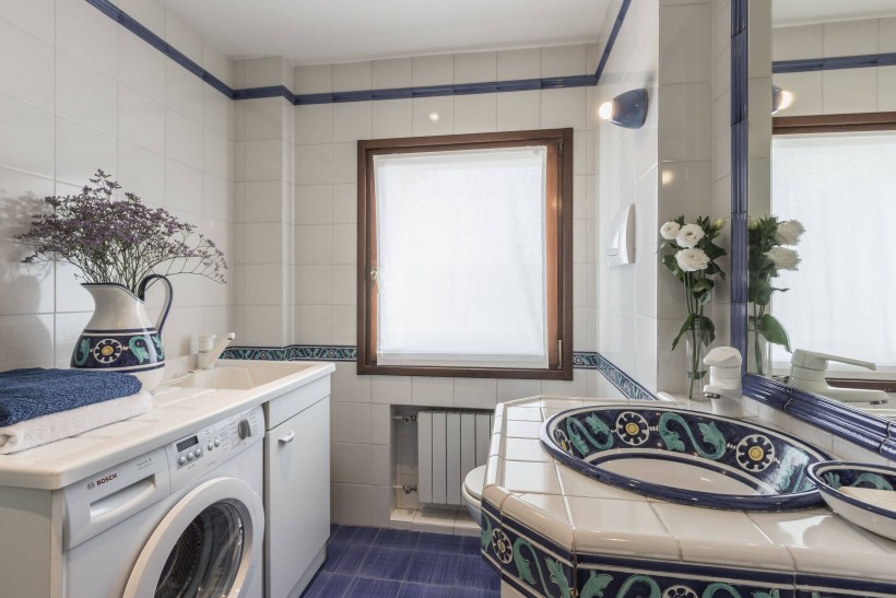 Интерьер ванной с окном и стиральной машиной