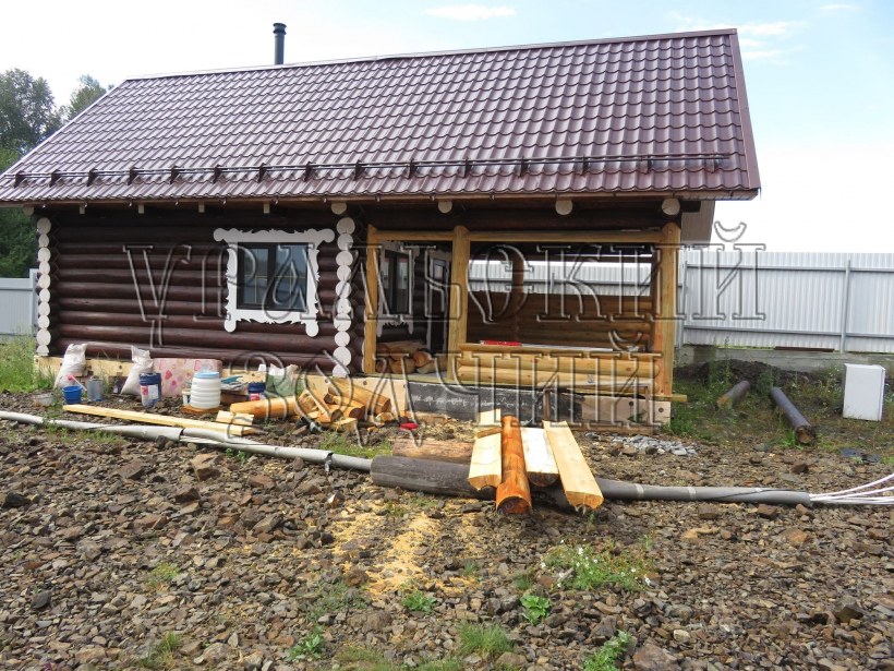 Веранда из оцилиндрованного бревна пристроенная к дому
