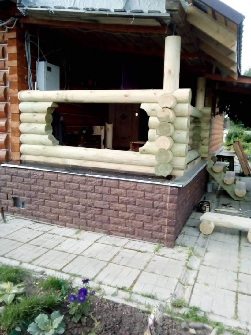 Бревенчатый дом сверендой