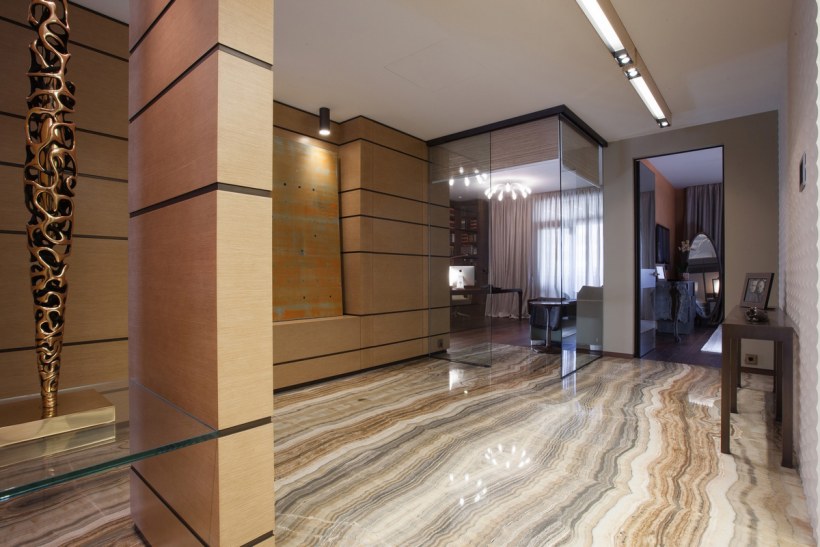 Керамогранит на стене в холле