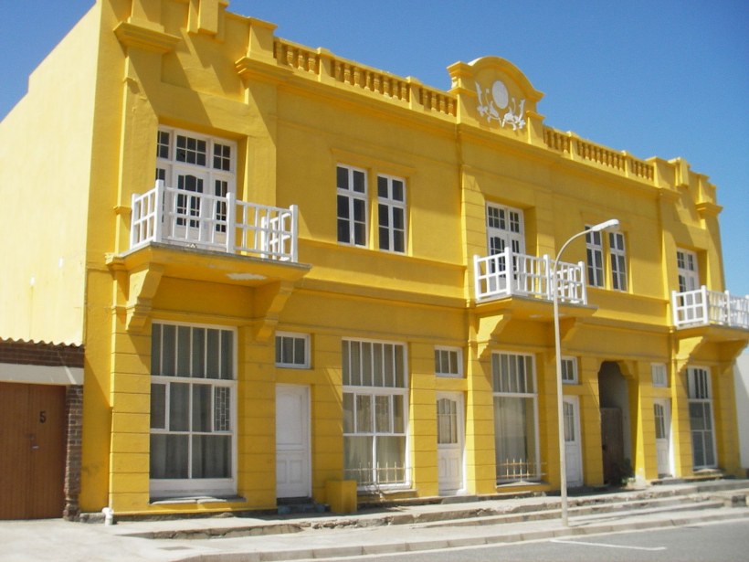 Ярко желтый дом