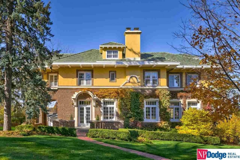 Желтый дом в классическом стиле