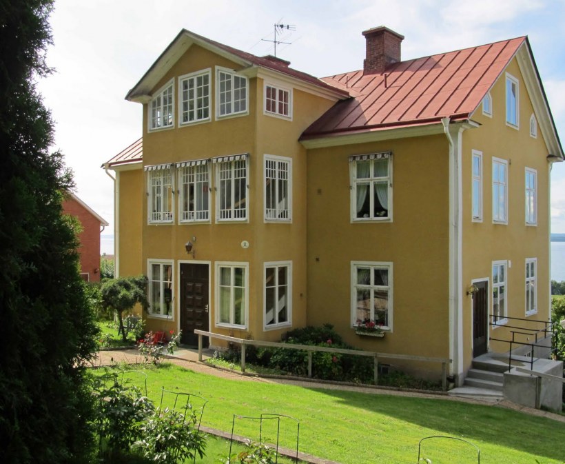 Дом желтого цвета