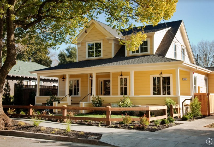 Дом с желтым фасадом