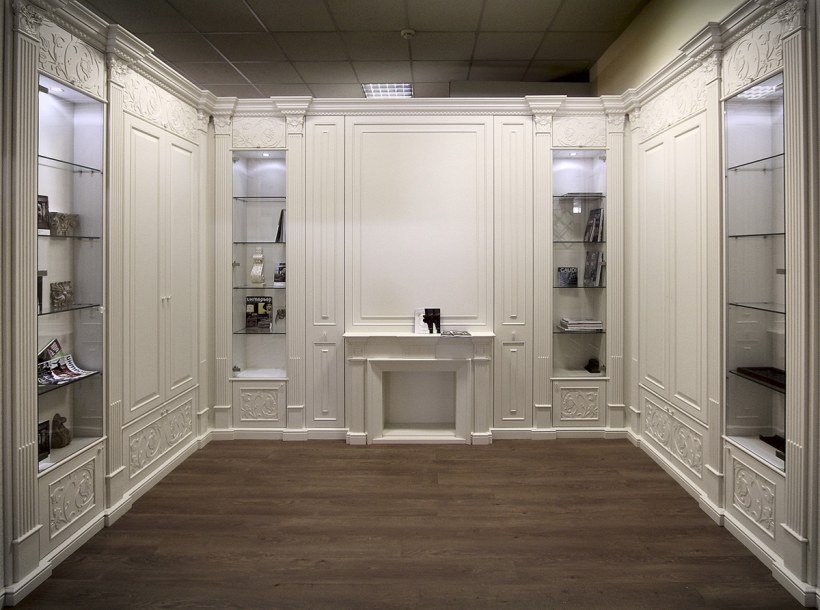 Интерьер гардеробной с окном