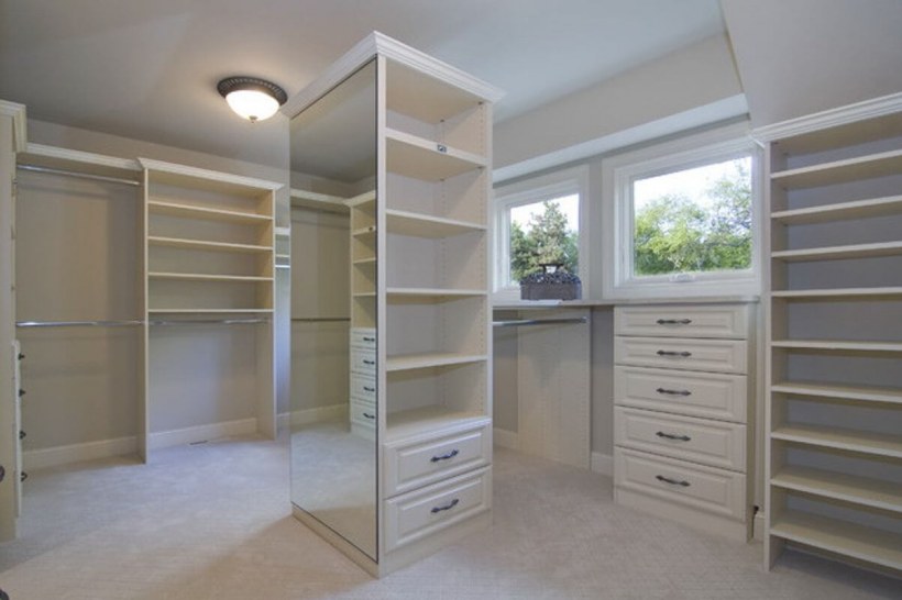 Круглый шкаф в классическом интерьере