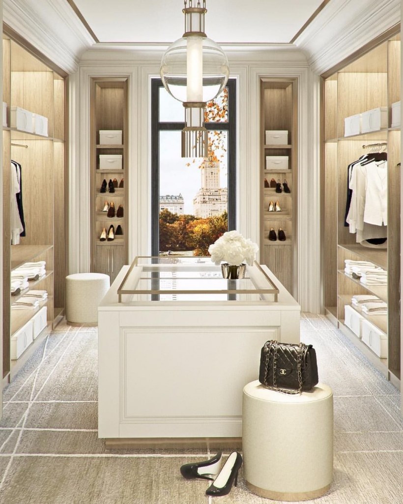 Гардеробная комната с окном