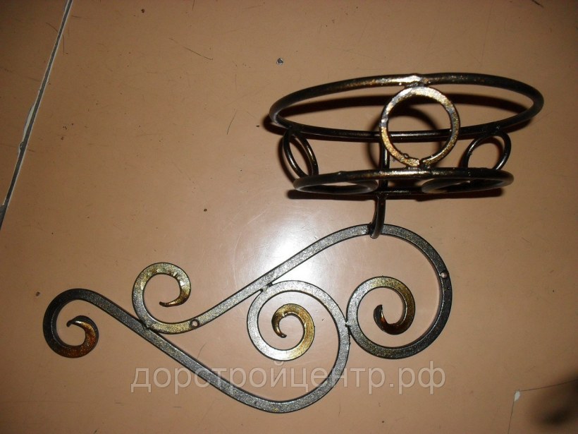 Кованые настенные подставки для цветов
