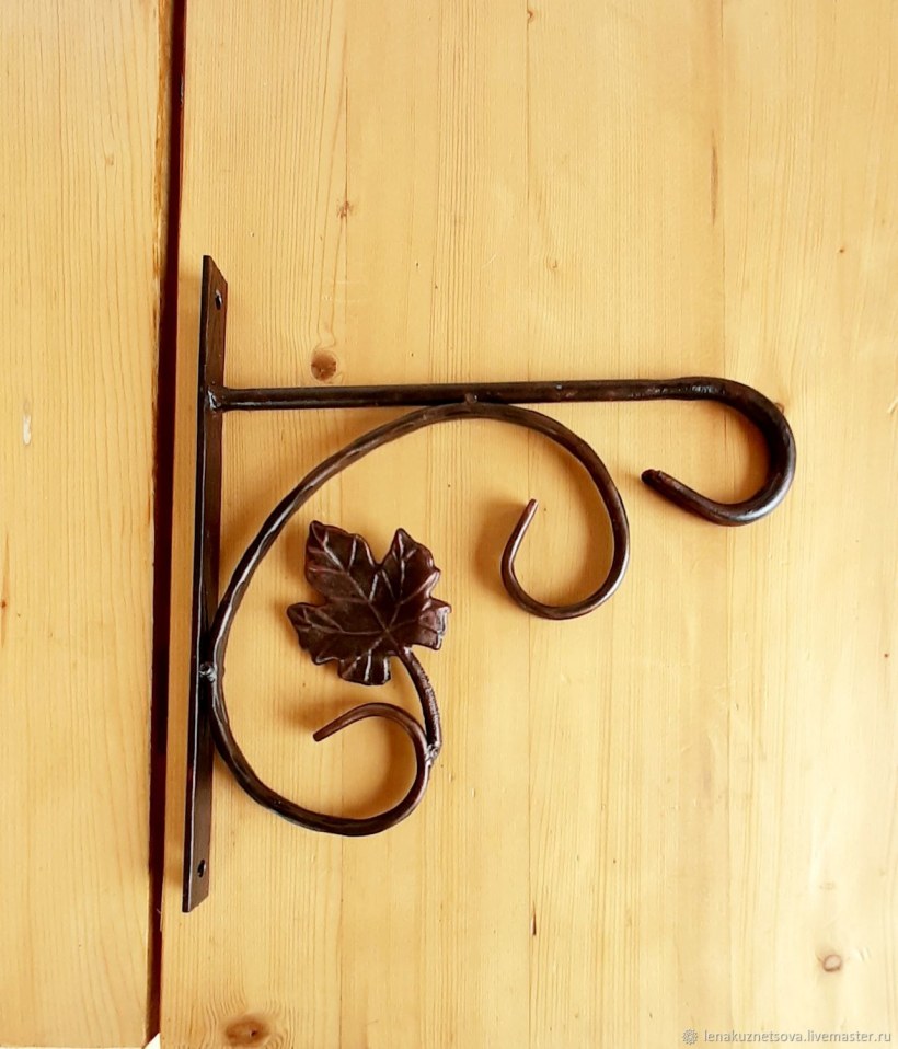 Кованый кронштейн