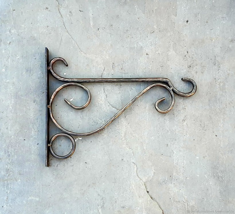 Кованый кронштейн